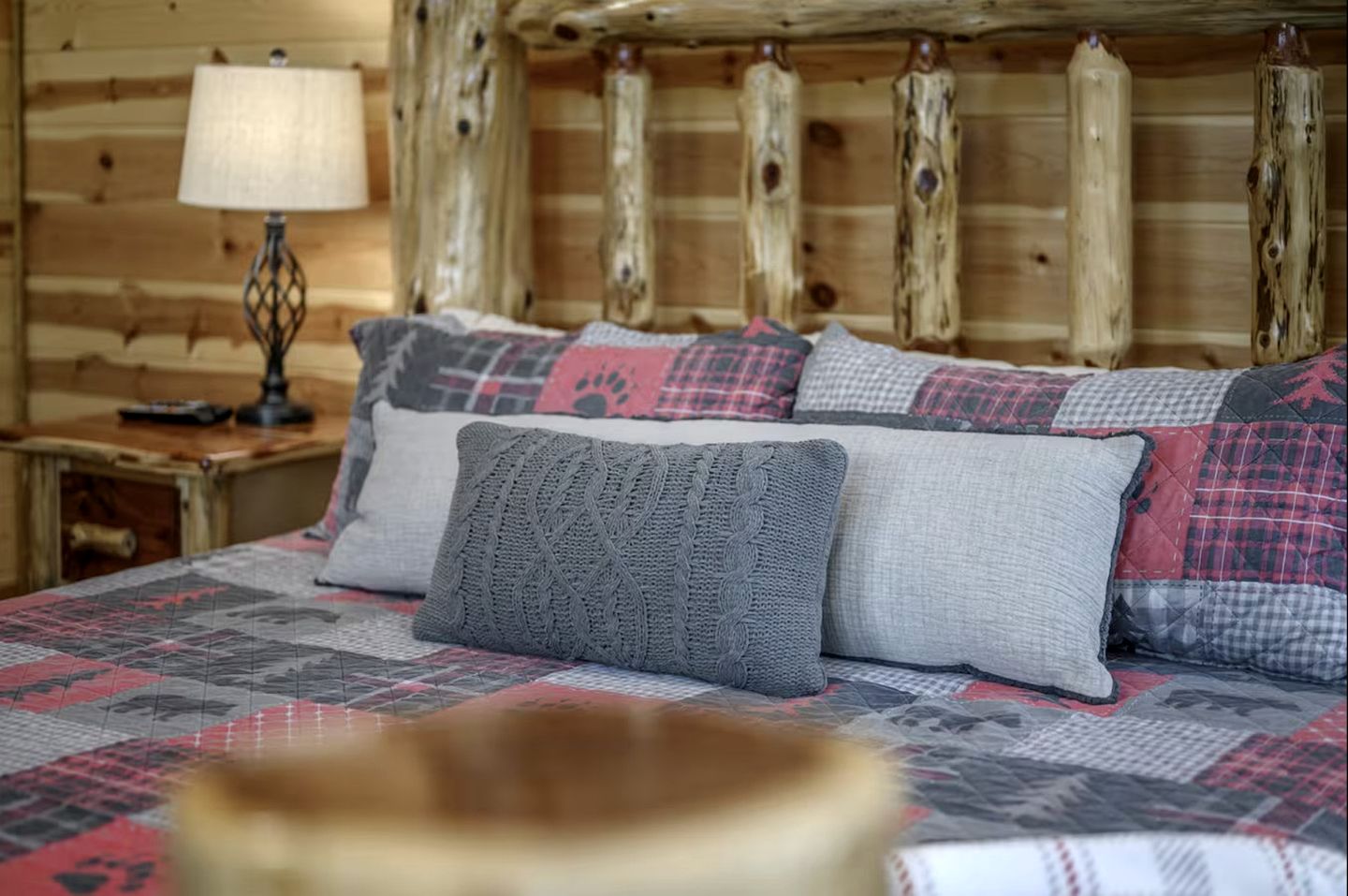 Beautiful Log Cabin with Private Hot Tub, Fire Pit, and Spacious Balcony, Perfect for a Luxury Mountain Retreat