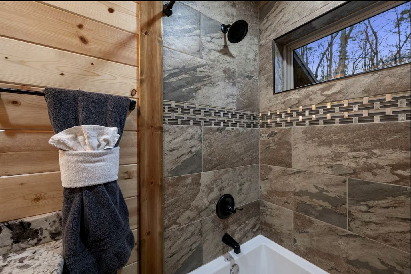 Beautiful Log Cabin with Private Hot Tub, Fire Pit, and Spacious Balcony, Perfect for a Luxury Mountain Retreat