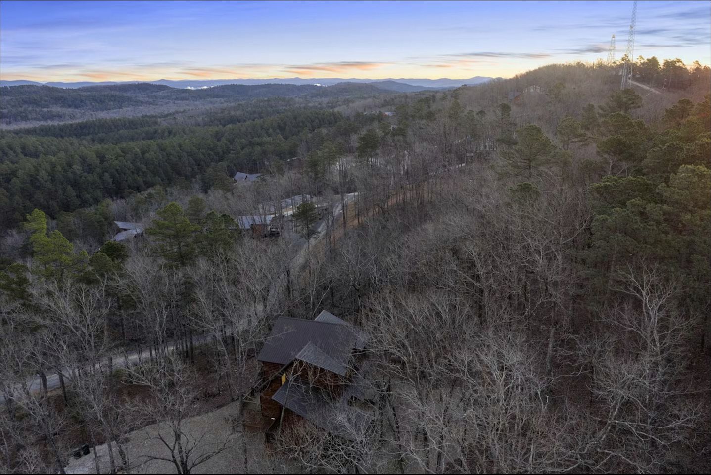 Beautiful Log Cabin with Private Hot Tub, Fire Pit, and Spacious Balcony, Perfect for a Luxury Mountain Retreat