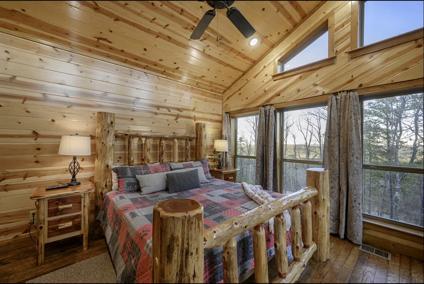 Beautiful Log Cabin with Private Hot Tub, Fire Pit, and Spacious Balcony, Perfect for a Luxury Mountain Retreat