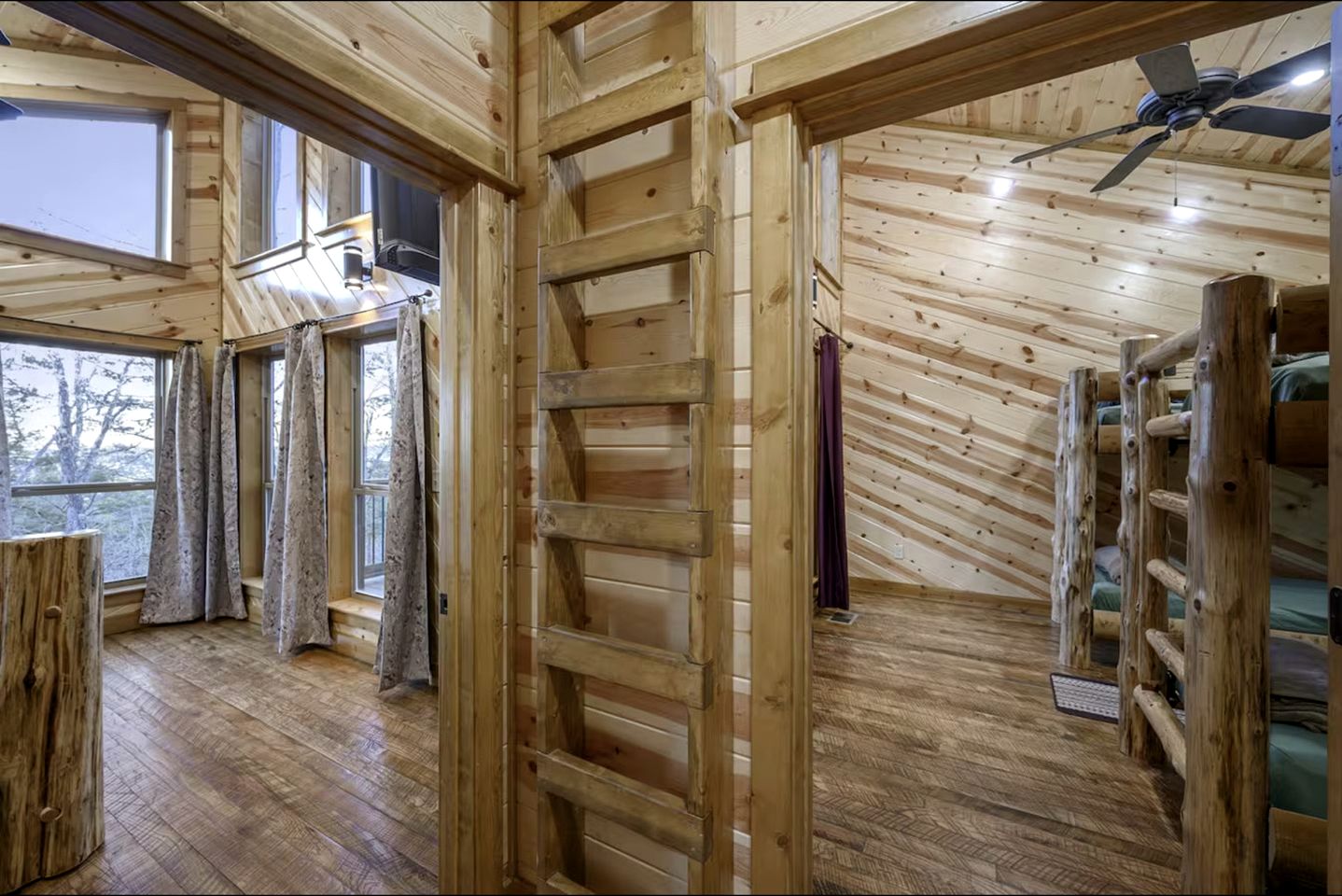 Beautiful Log Cabin with Private Hot Tub, Fire Pit, and Spacious Balcony, Perfect for a Luxury Mountain Retreat