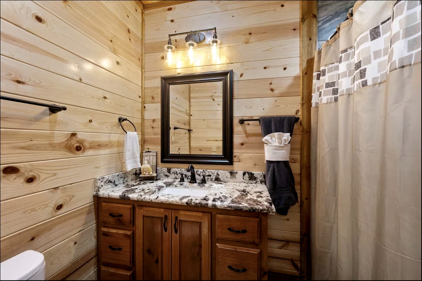 Beautiful Log Cabin with Private Hot Tub, Fire Pit, and Spacious Balcony, Perfect for a Luxury Mountain Retreat