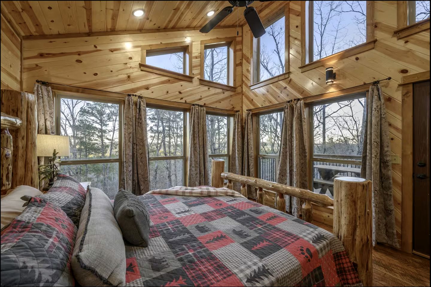 Beautiful Log Cabin with Private Hot Tub, Fire Pit, and Spacious Balcony, Perfect for a Luxury Mountain Retreat