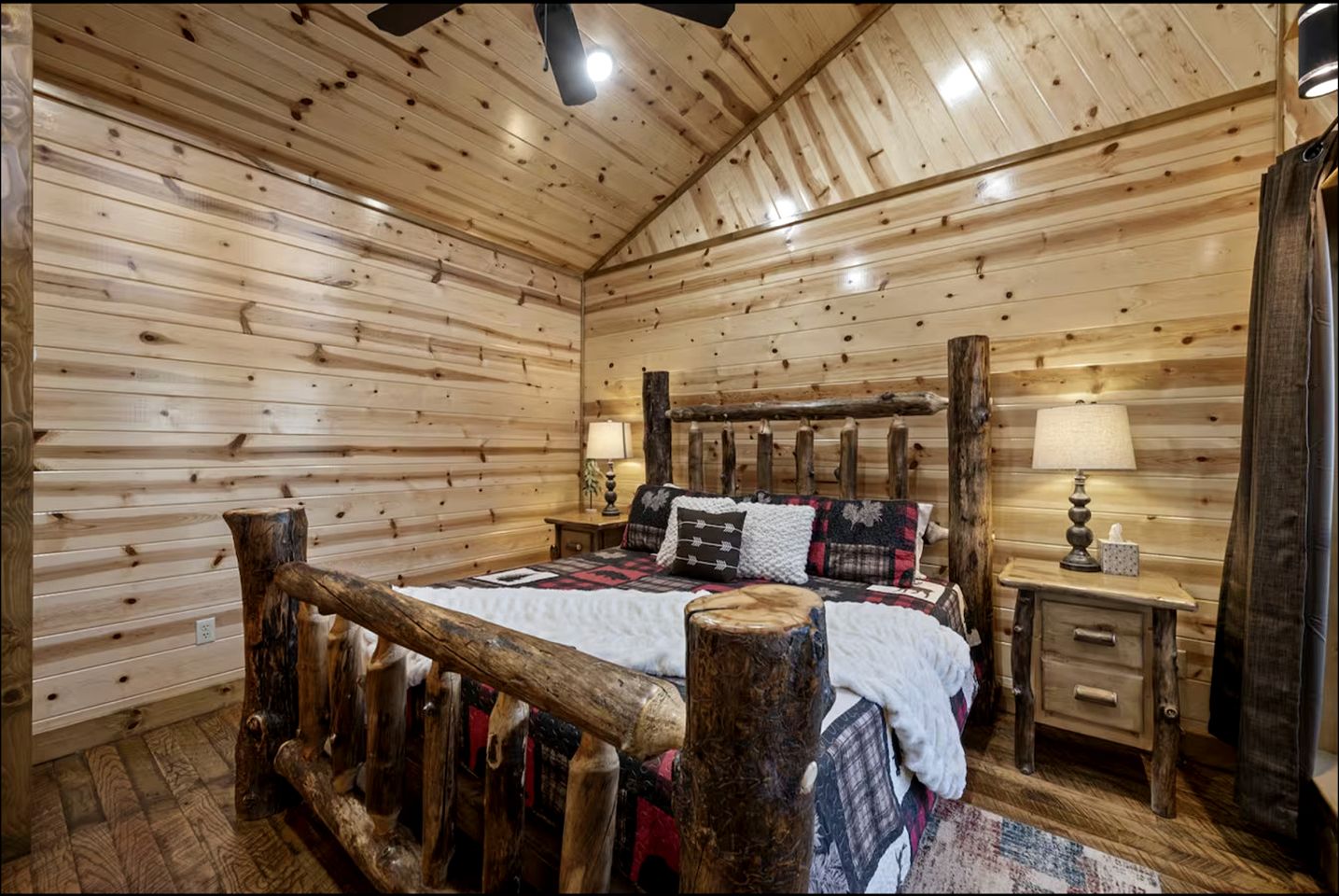 Beautiful Log Cabin with Private Hot Tub, Fire Pit, and Spacious Balcony, Perfect for a Luxury Mountain Retreat