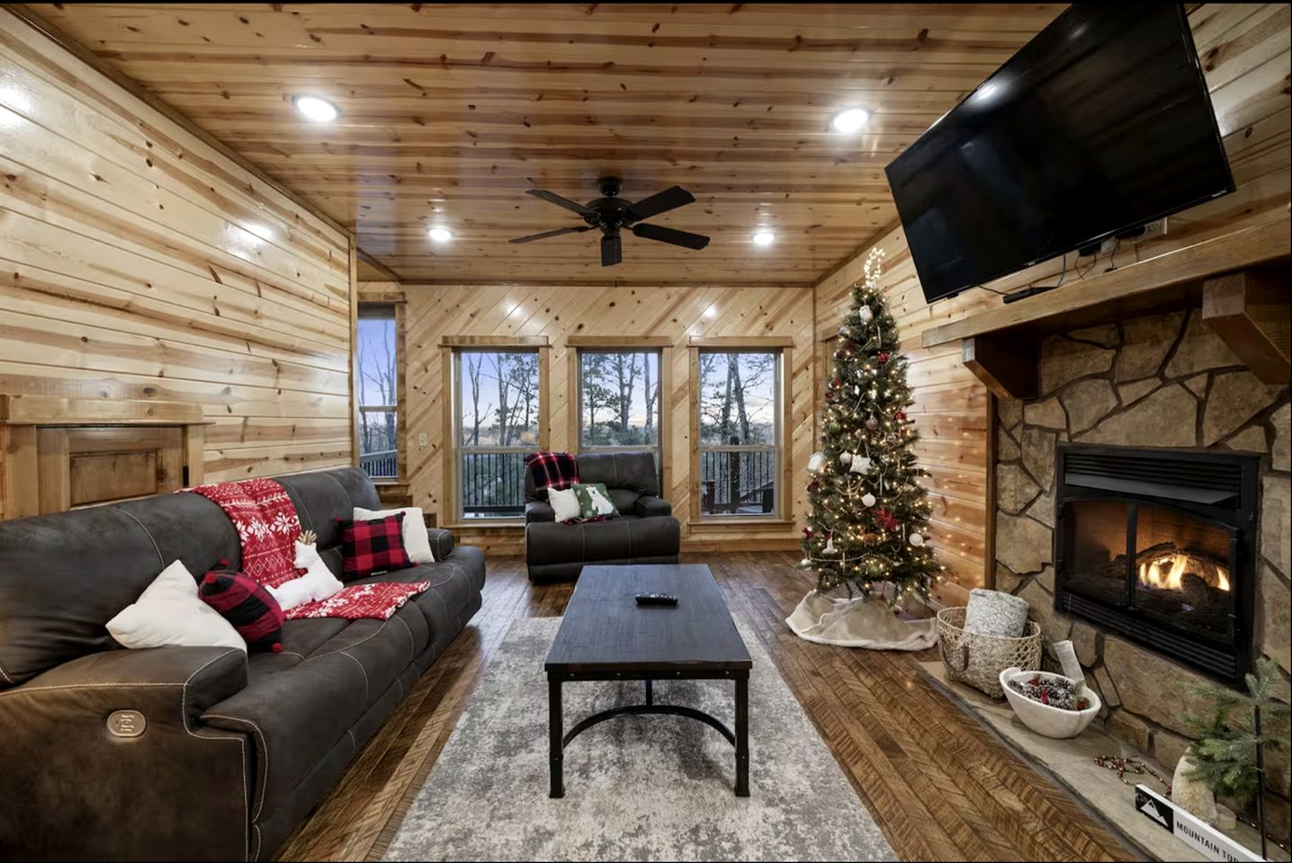 Beautiful Log Cabin with Private Hot Tub, Fire Pit, and Spacious Balcony, Perfect for a Luxury Mountain Retreat