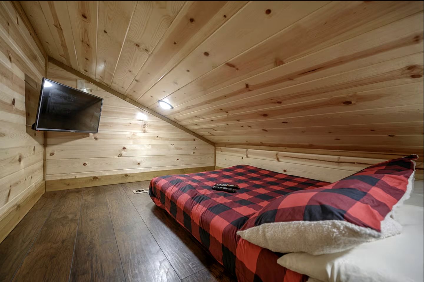 Beautiful Log Cabin with Private Hot Tub, Fire Pit, and Spacious Balcony, Perfect for a Luxury Mountain Retreat