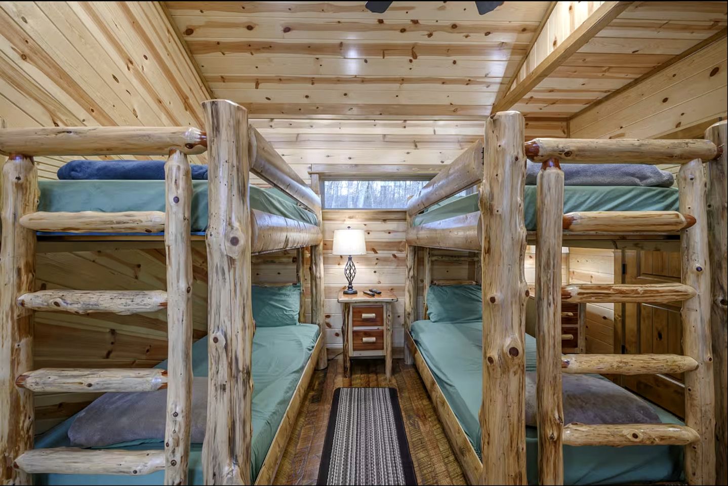 Beautiful Log Cabin with Private Hot Tub, Fire Pit, and Spacious Balcony, Perfect for a Luxury Mountain Retreat