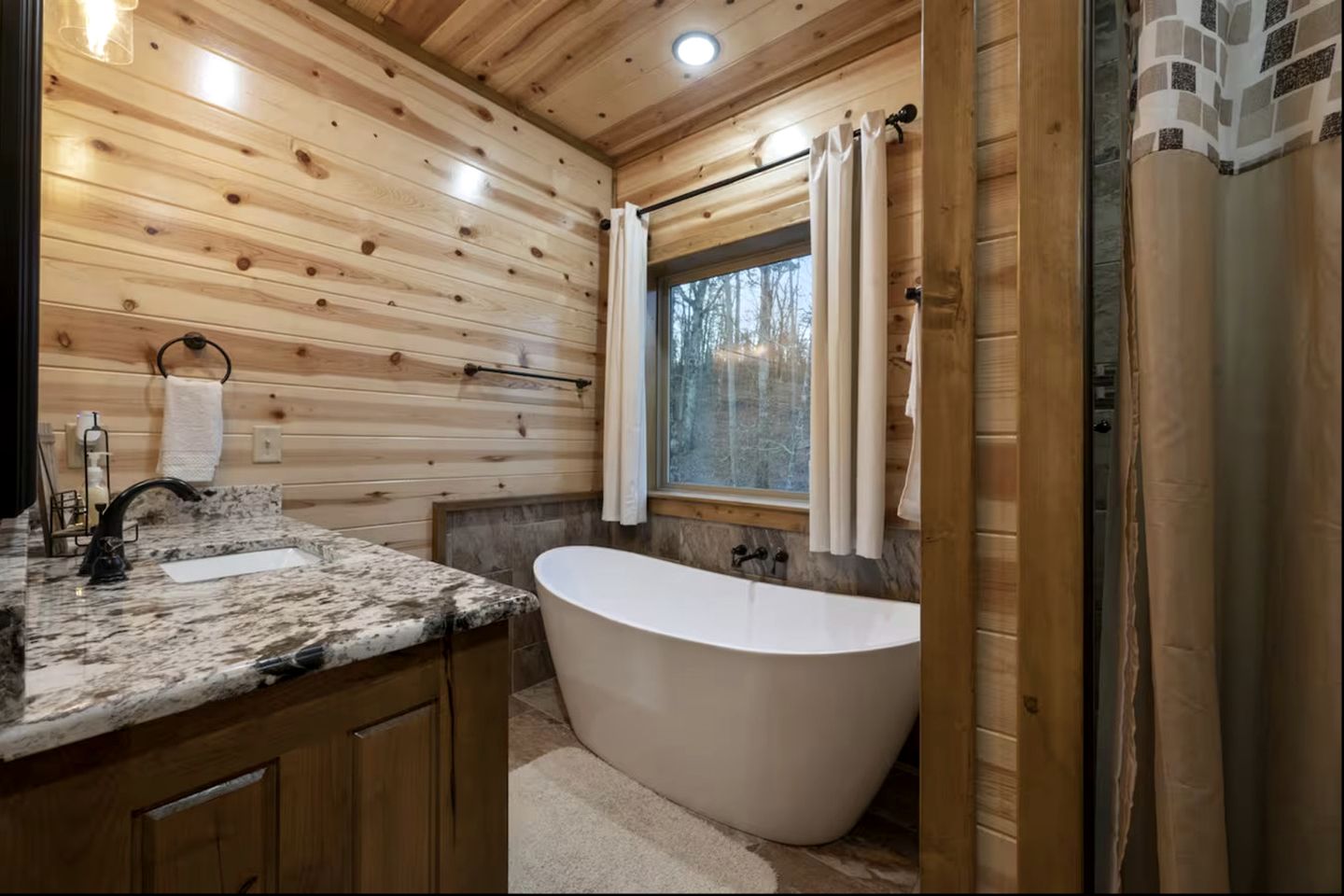Beautiful Log Cabin with Private Hot Tub, Fire Pit, and Spacious Balcony, Perfect for a Luxury Mountain Retreat