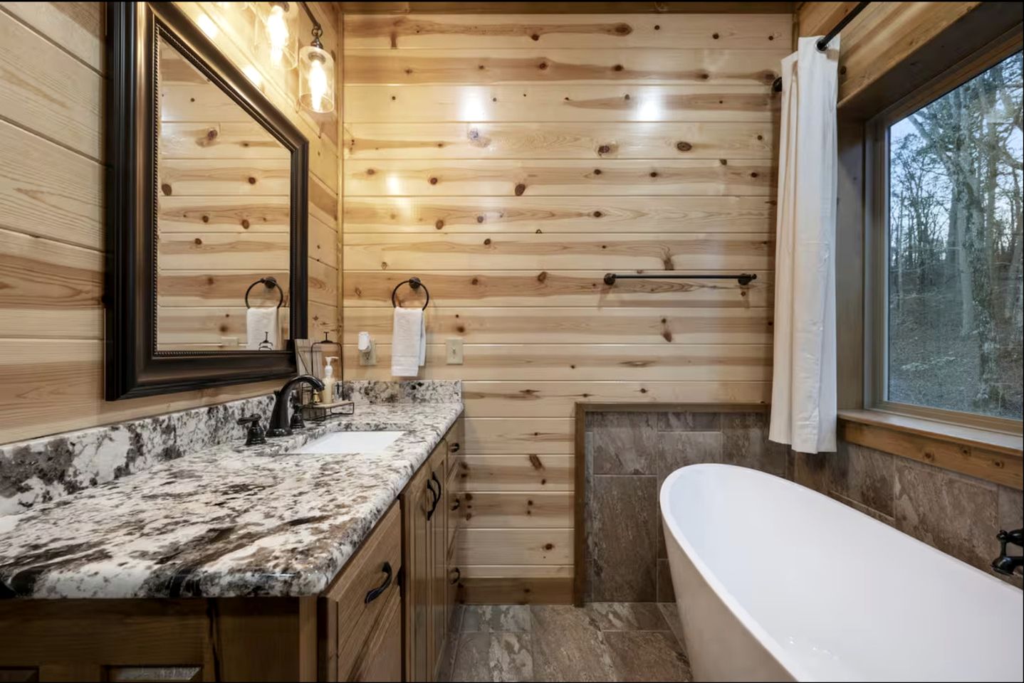 Beautiful Log Cabin with Private Hot Tub, Fire Pit, and Spacious Balcony, Perfect for a Luxury Mountain Retreat