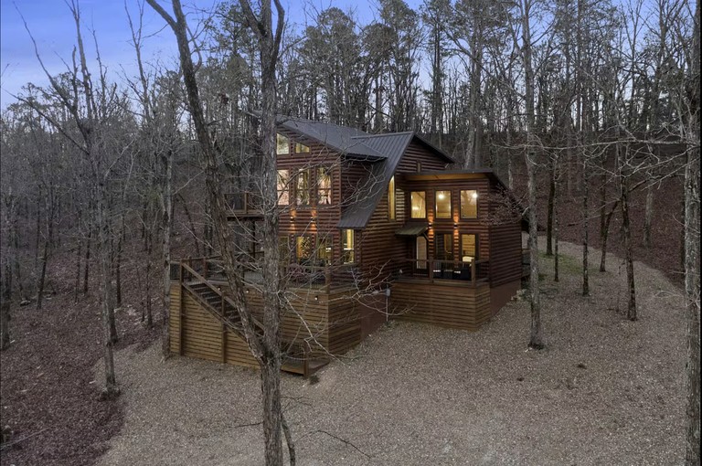 Beautiful Log Cabin with Private Hot Tub, Fire Pit, and Spacious Balcony, Perfect for a Luxury Mountain Retreat