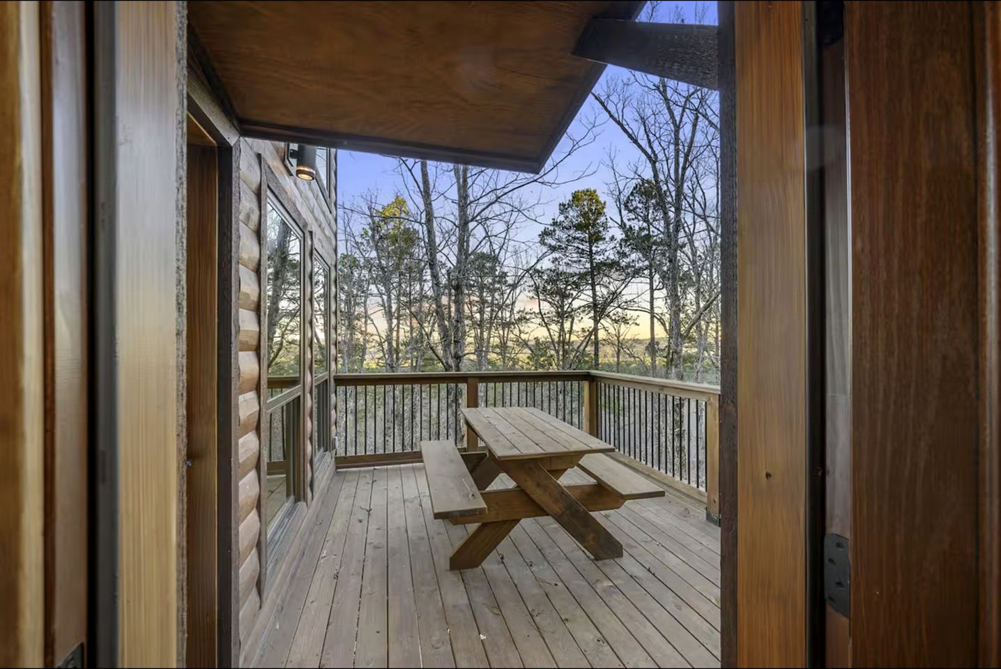 Beautiful Log Cabin with Private Hot Tub, Fire Pit, and Spacious Balcony, Perfect for a Luxury Mountain Retreat