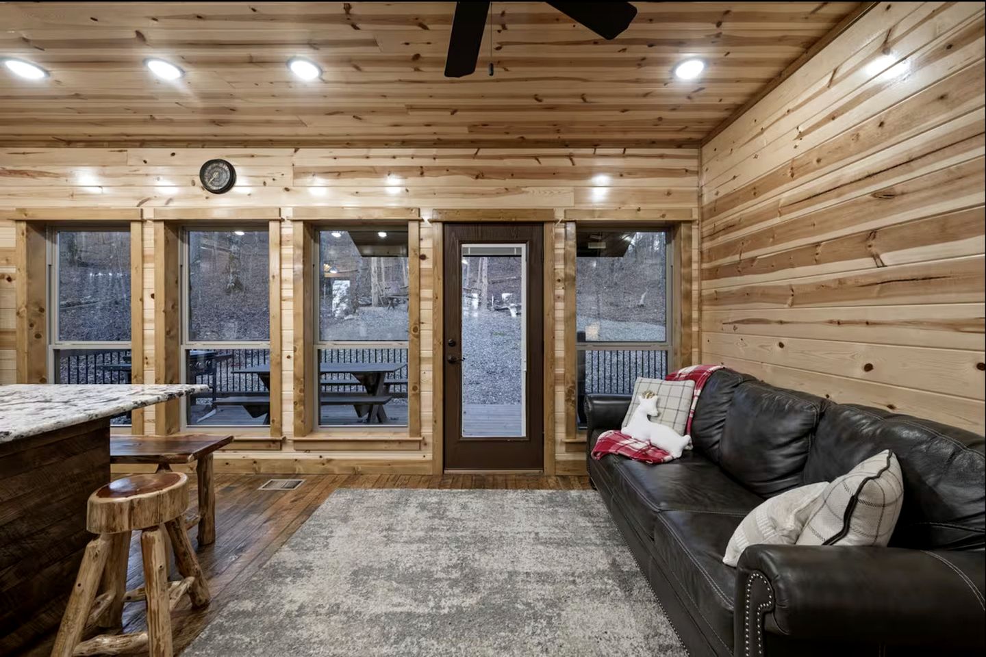 Beautiful Log Cabin with Private Hot Tub, Fire Pit, and Spacious Balcony, Perfect for a Luxury Mountain Retreat