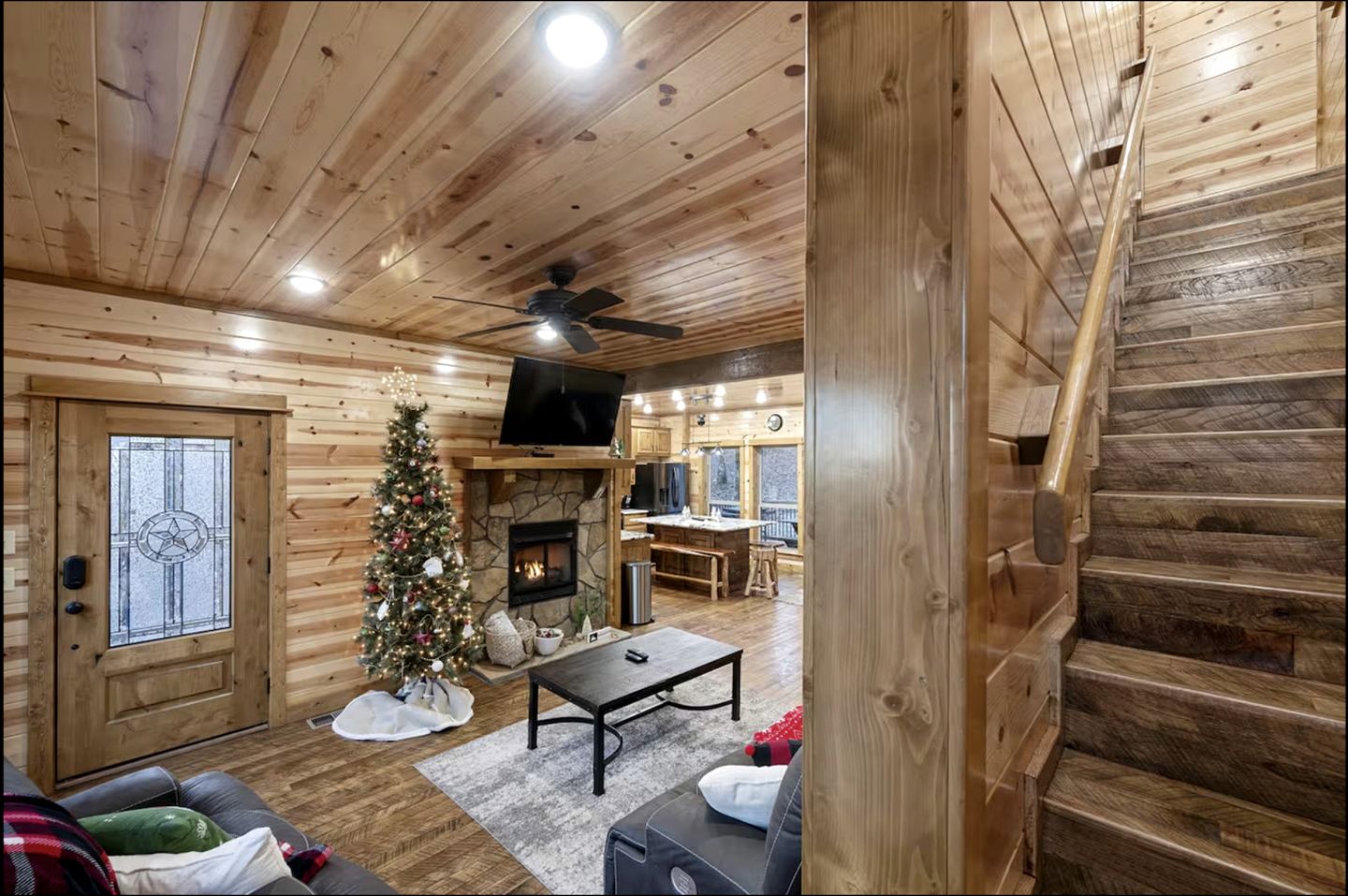 Beautiful Log Cabin with Private Hot Tub, Fire Pit, and Spacious Balcony, Perfect for a Luxury Mountain Retreat