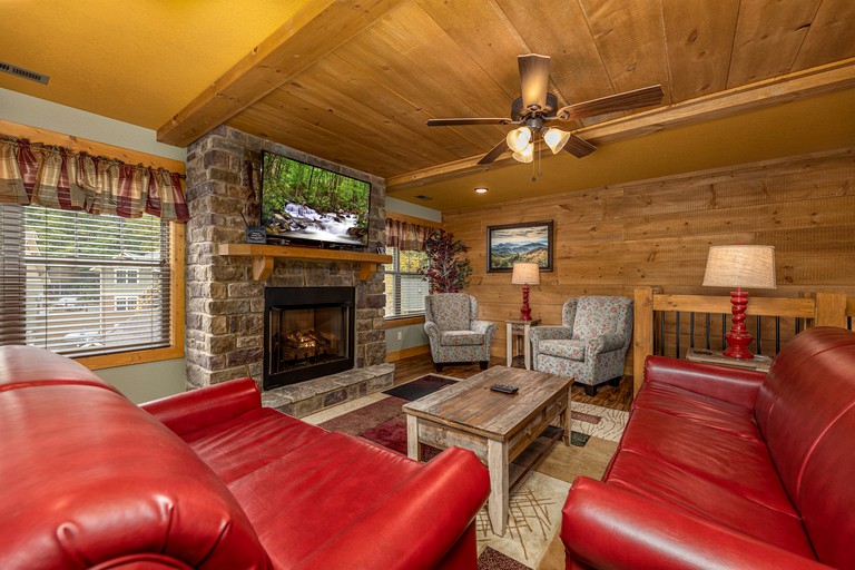 Luxurious Cabin with Firepit, Foosball Table and Barbecue in Gatlinburg, Tennessee