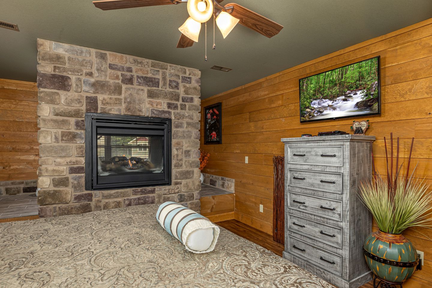 Luxurious Cabin with Firepit, Foosball Table and Barbecue in Gatlinburg, Tennessee