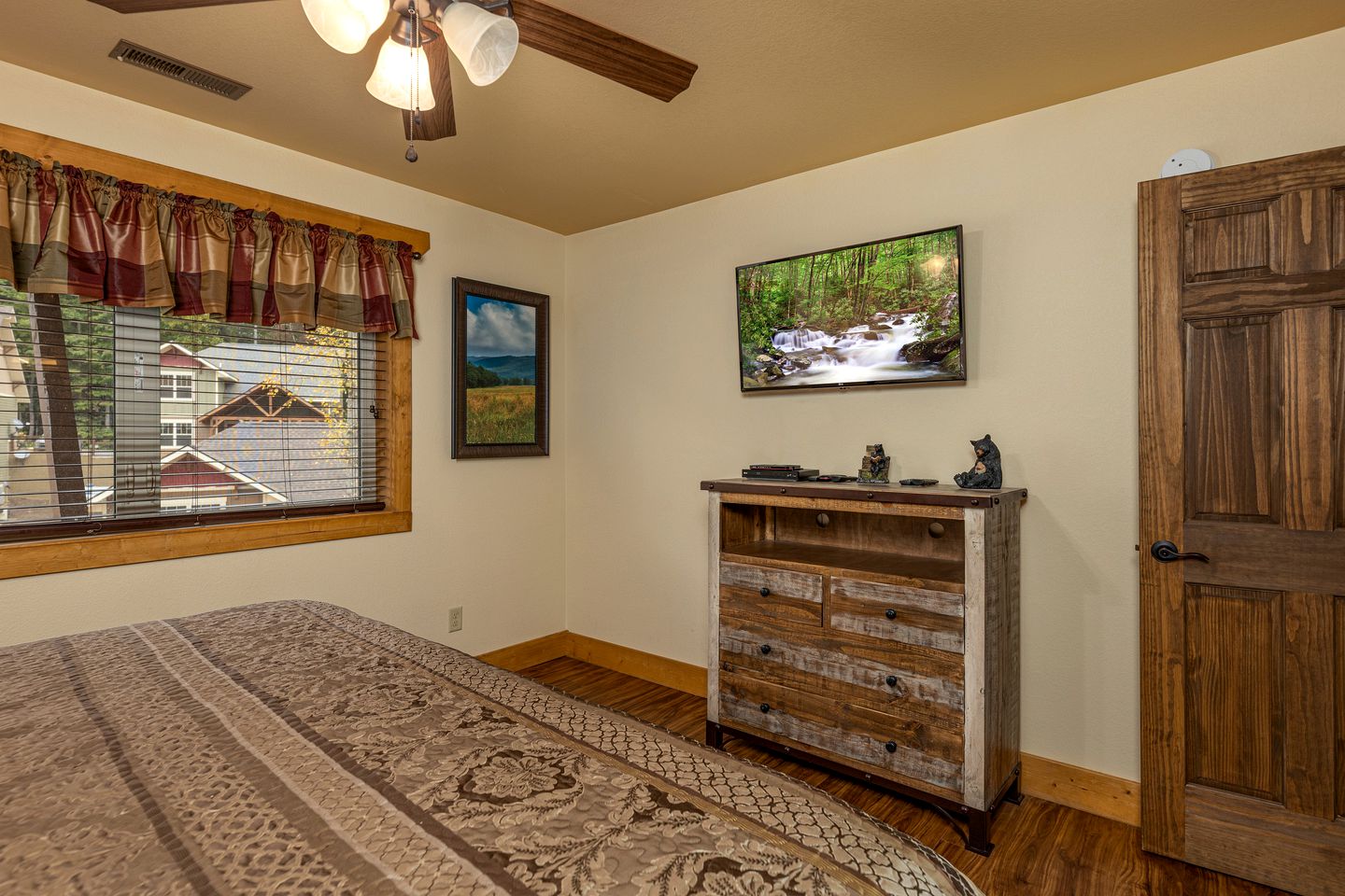 Luxurious Cabin with Firepit, Foosball Table and Barbecue in Gatlinburg, Tennessee