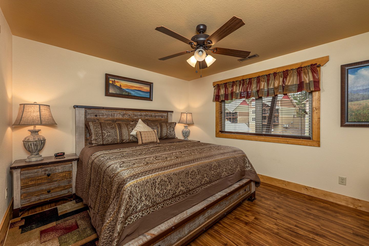 Luxurious Cabin with Firepit, Foosball Table and Barbecue in Gatlinburg, Tennessee