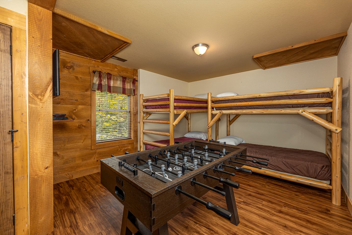 Luxurious Cabin with Firepit, Foosball Table and Barbecue in Gatlinburg, Tennessee