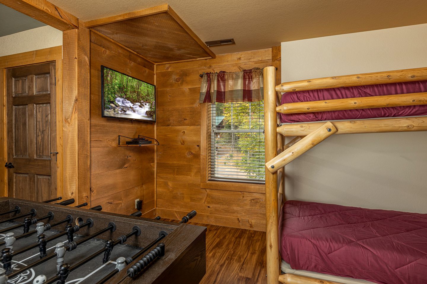 Luxurious Cabin with Firepit, Foosball Table and Barbecue in Gatlinburg, Tennessee