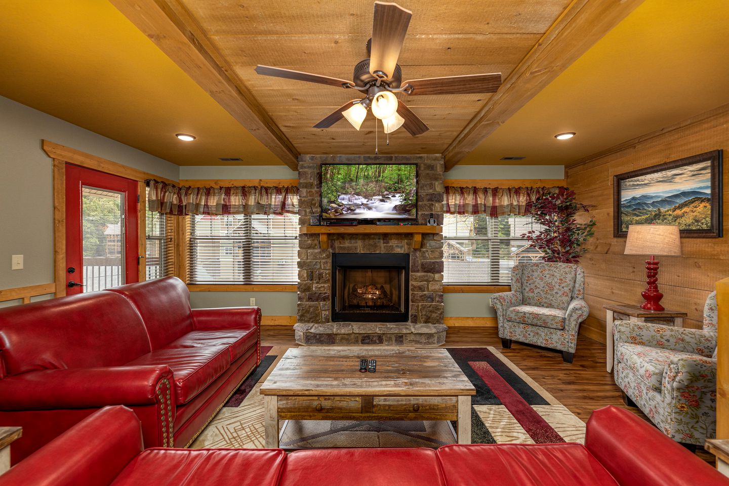 Luxurious Cabin with Firepit, Foosball Table and Barbecue in Gatlinburg, Tennessee