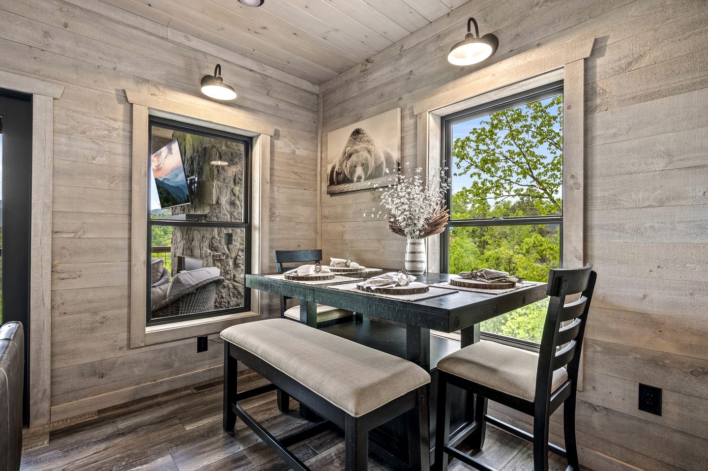Beautiful Cabin with Stunning Sights and Hot-tub in Sevierville, Tennessee