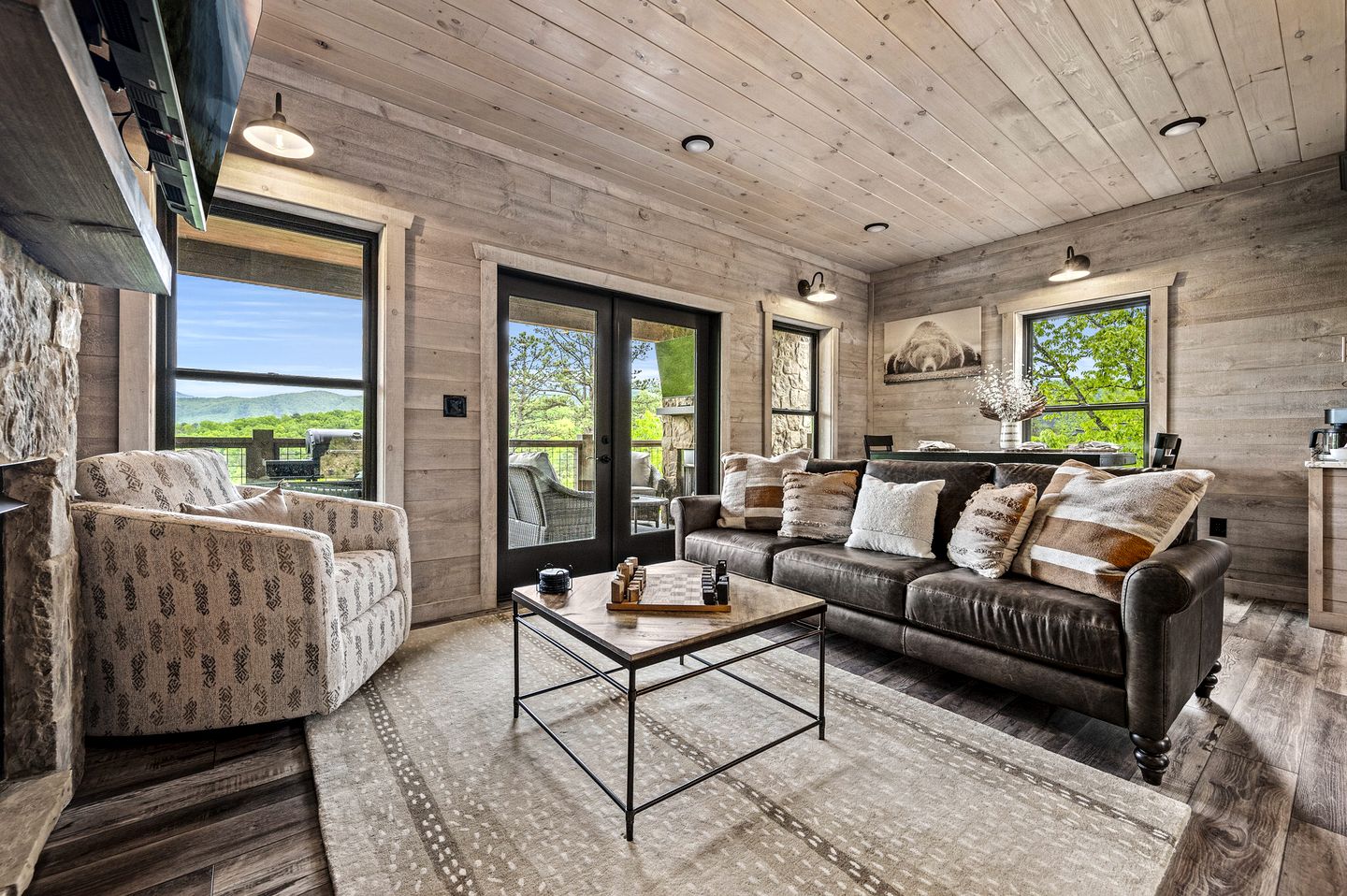 Beautiful Cabin with Stunning Sights and Hot-tub in Sevierville, Tennessee