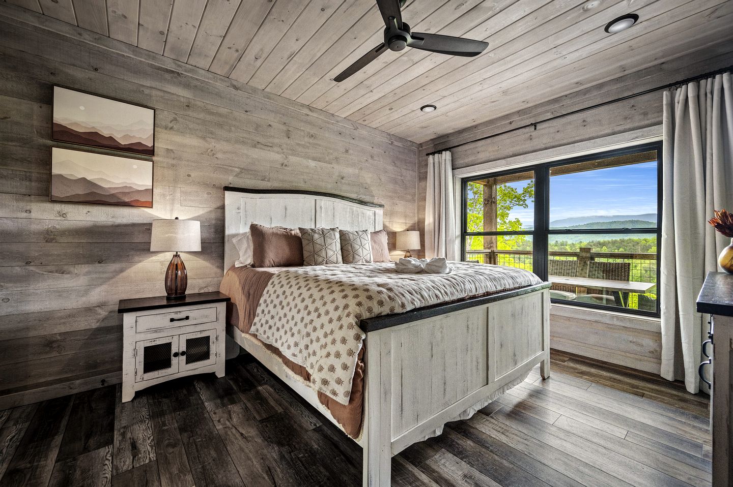 Beautiful Cabin with Stunning Sights and Hot-tub in Sevierville, Tennessee