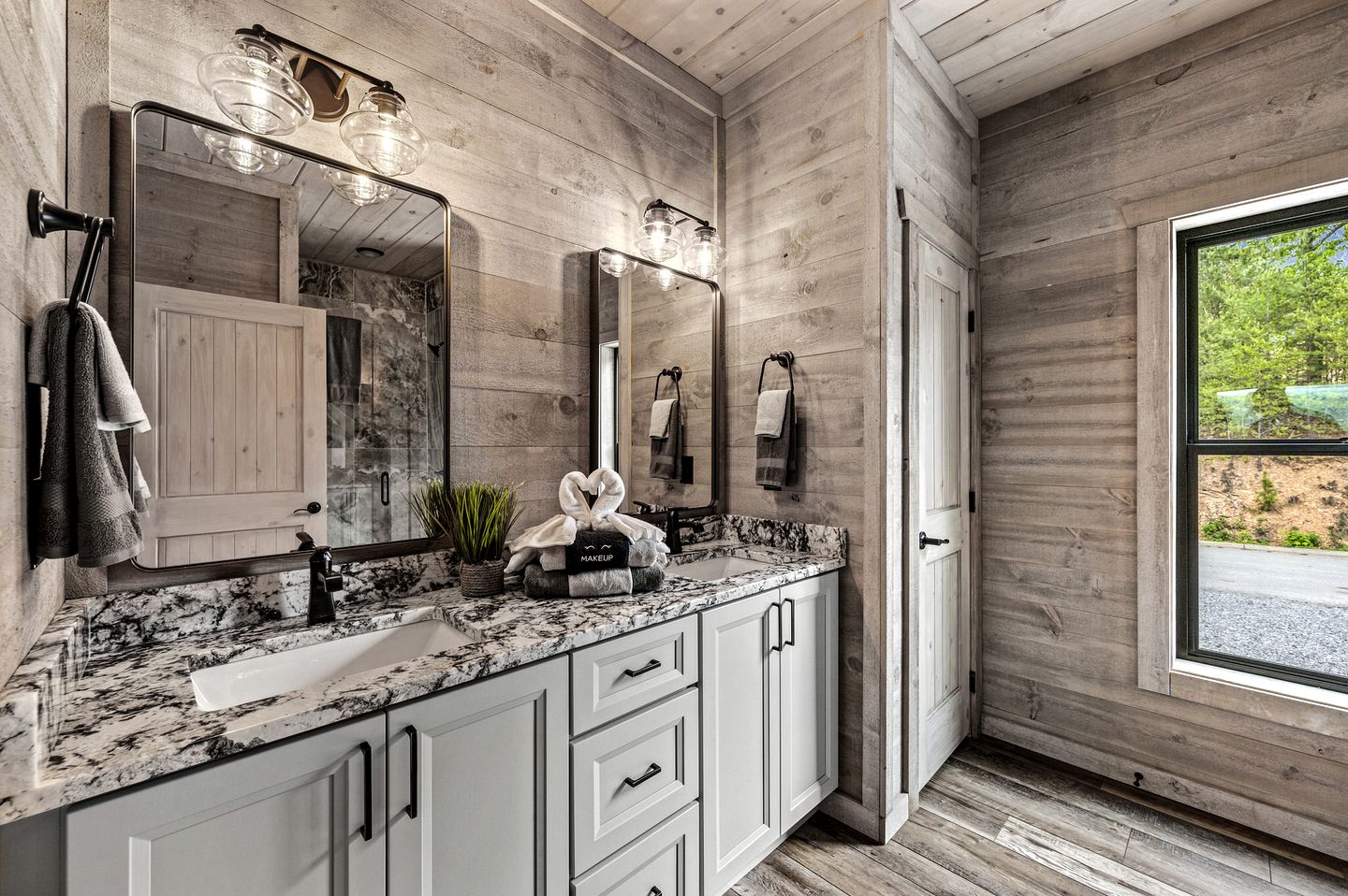 Beautiful Cabin with Stunning Sights and Hot-tub in Sevierville, Tennessee