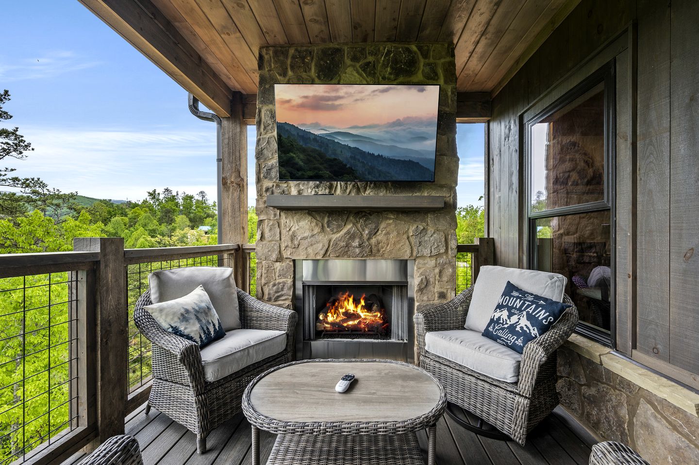 Beautiful Cabin with Stunning Sights and Hot-tub in Sevierville, Tennessee