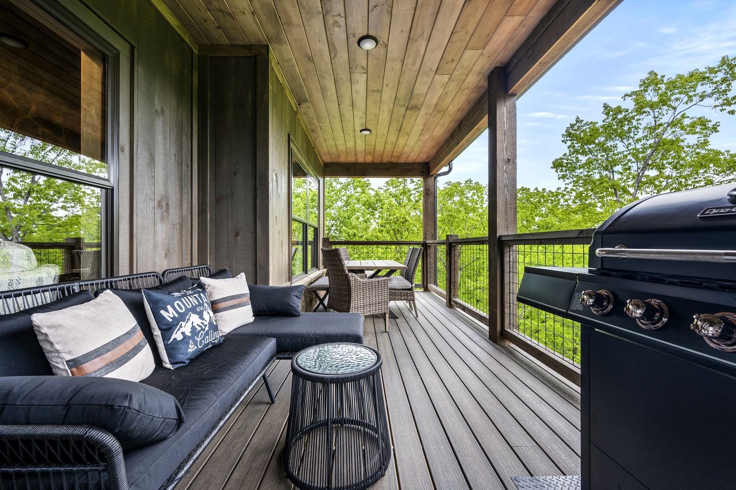 Beautiful Cabin with Stunning Sights and Hot-tub in Sevierville, Tennessee