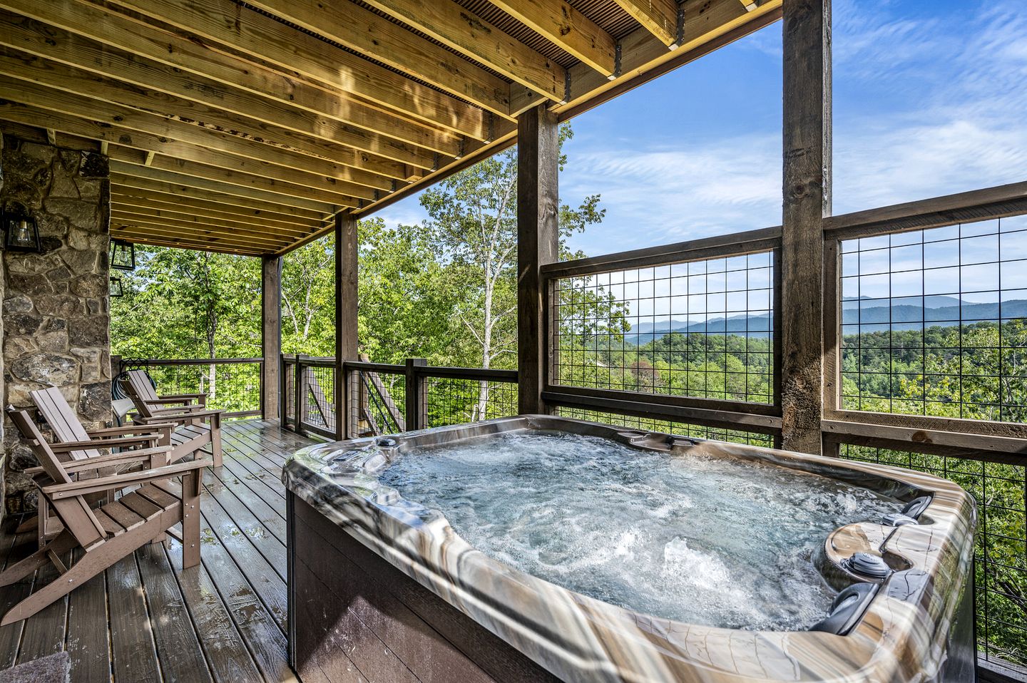 Beautiful Cabin with Stunning Sights and Hot-tub in Sevierville, Tennessee