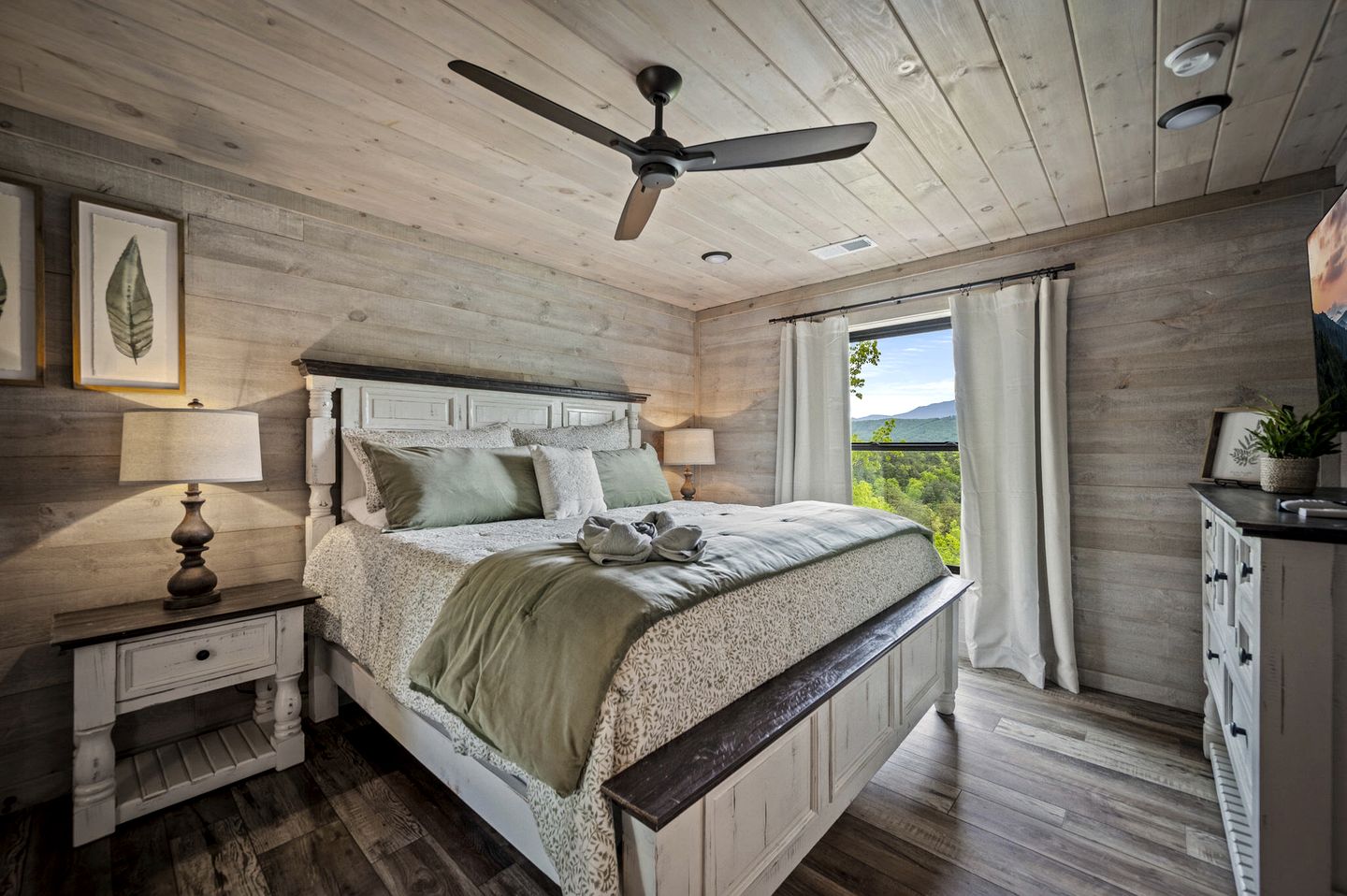 Beautiful Cabin with Stunning Sights and Hot-tub in Sevierville, Tennessee
