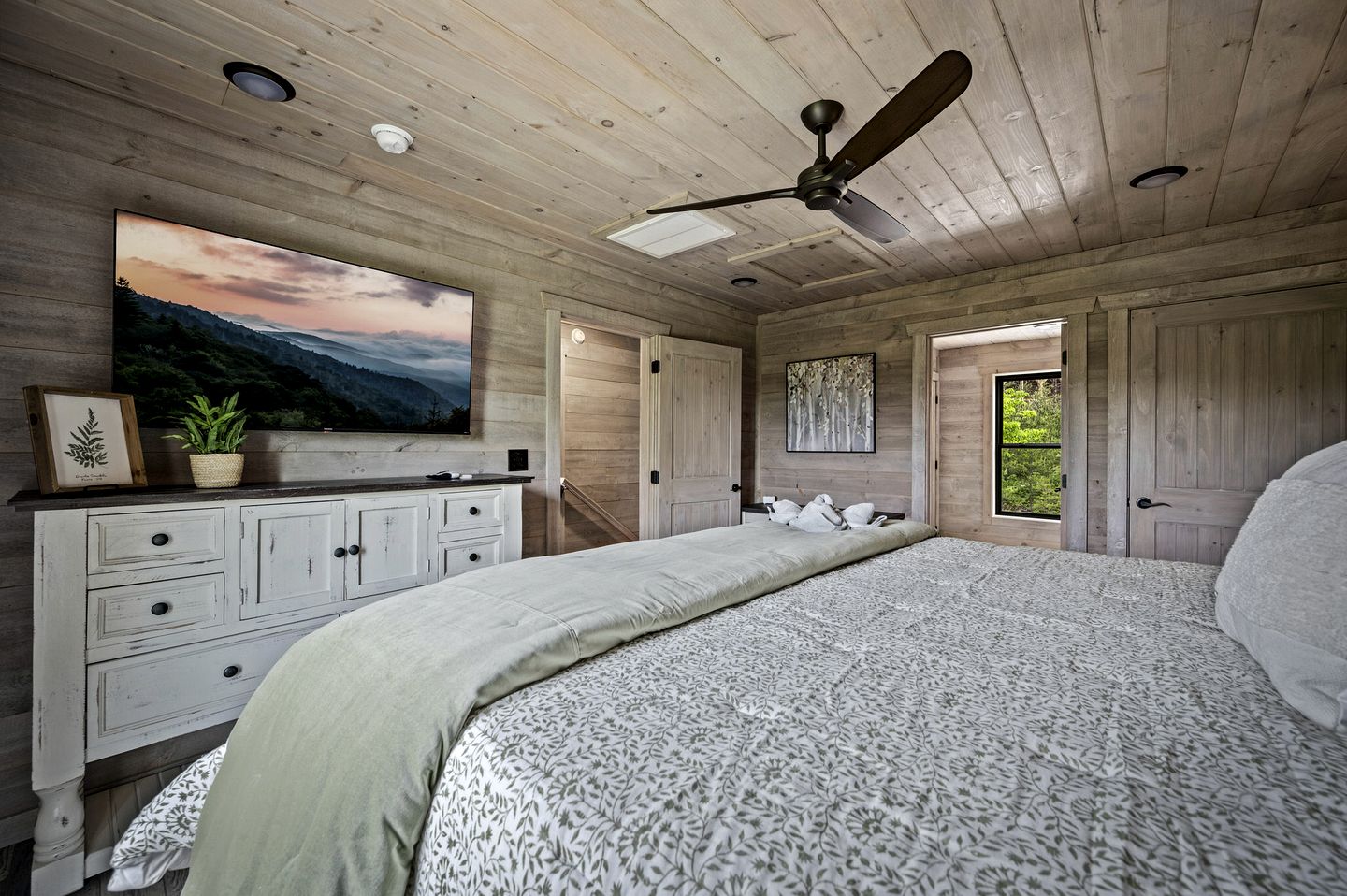 Beautiful Cabin with Stunning Sights and Hot-tub in Sevierville, Tennessee