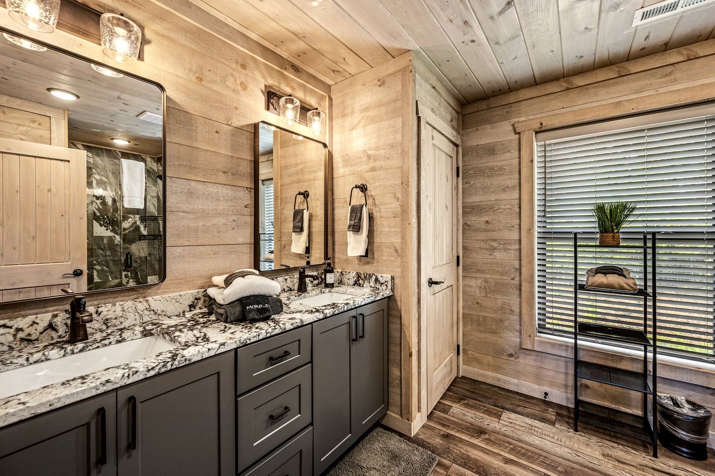 Beautiful Cabin with Stunning Sights and Hot-tub in Sevierville, Tennessee