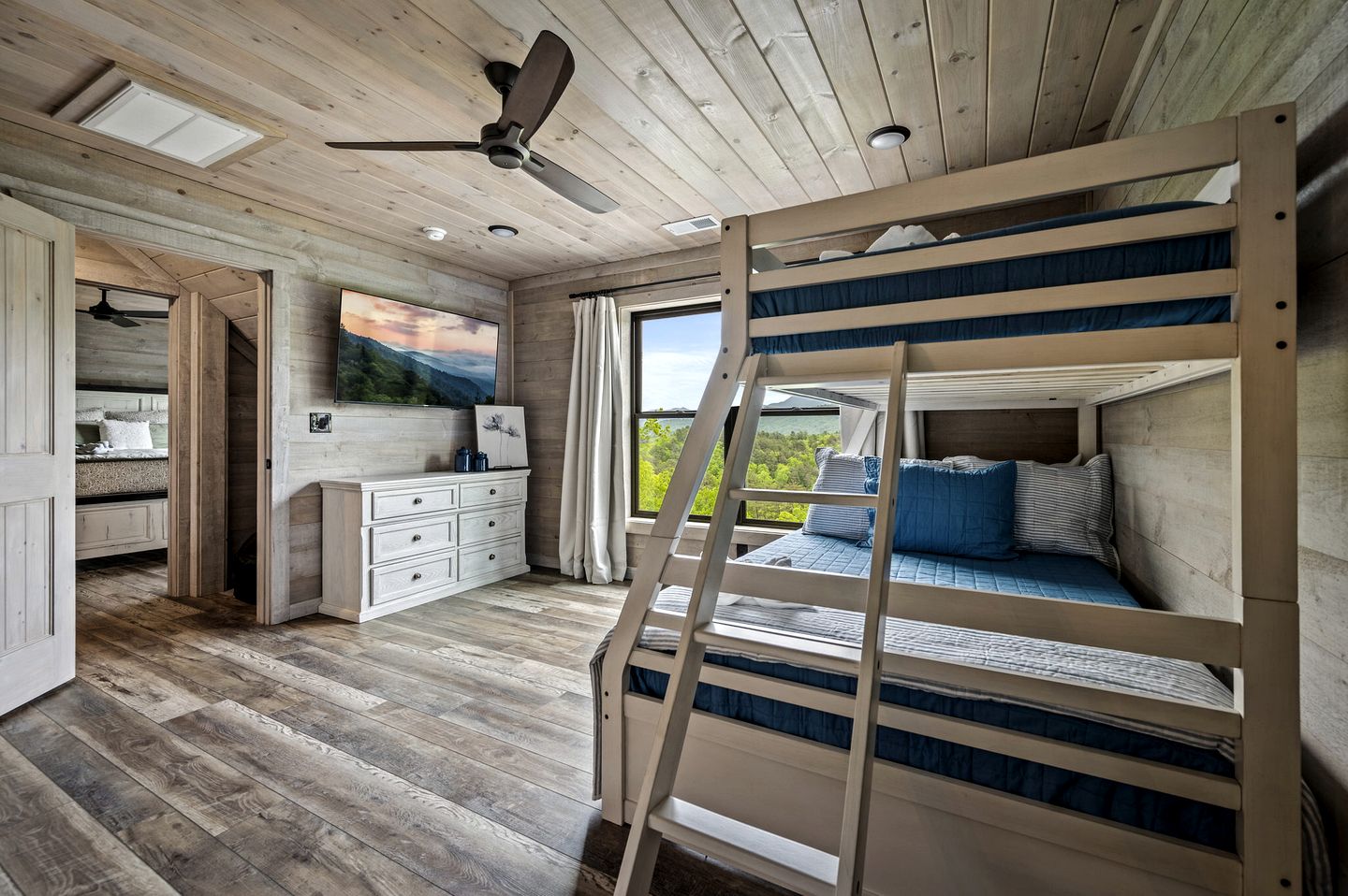 Beautiful Cabin with Stunning Sights and Hot-tub in Sevierville, Tennessee