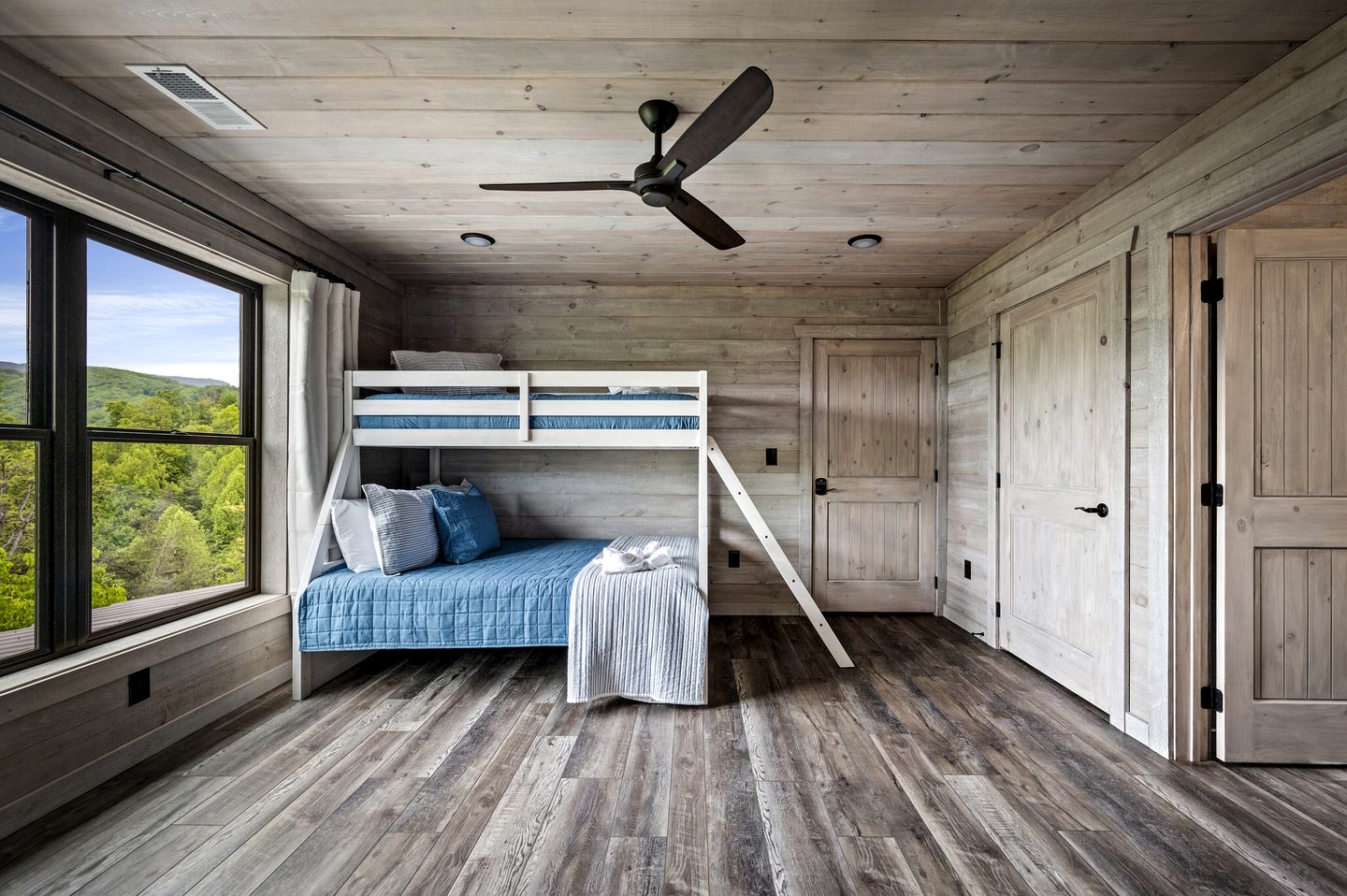 Beautiful Cabin with Stunning Sights and Hot-tub in Sevierville, Tennessee