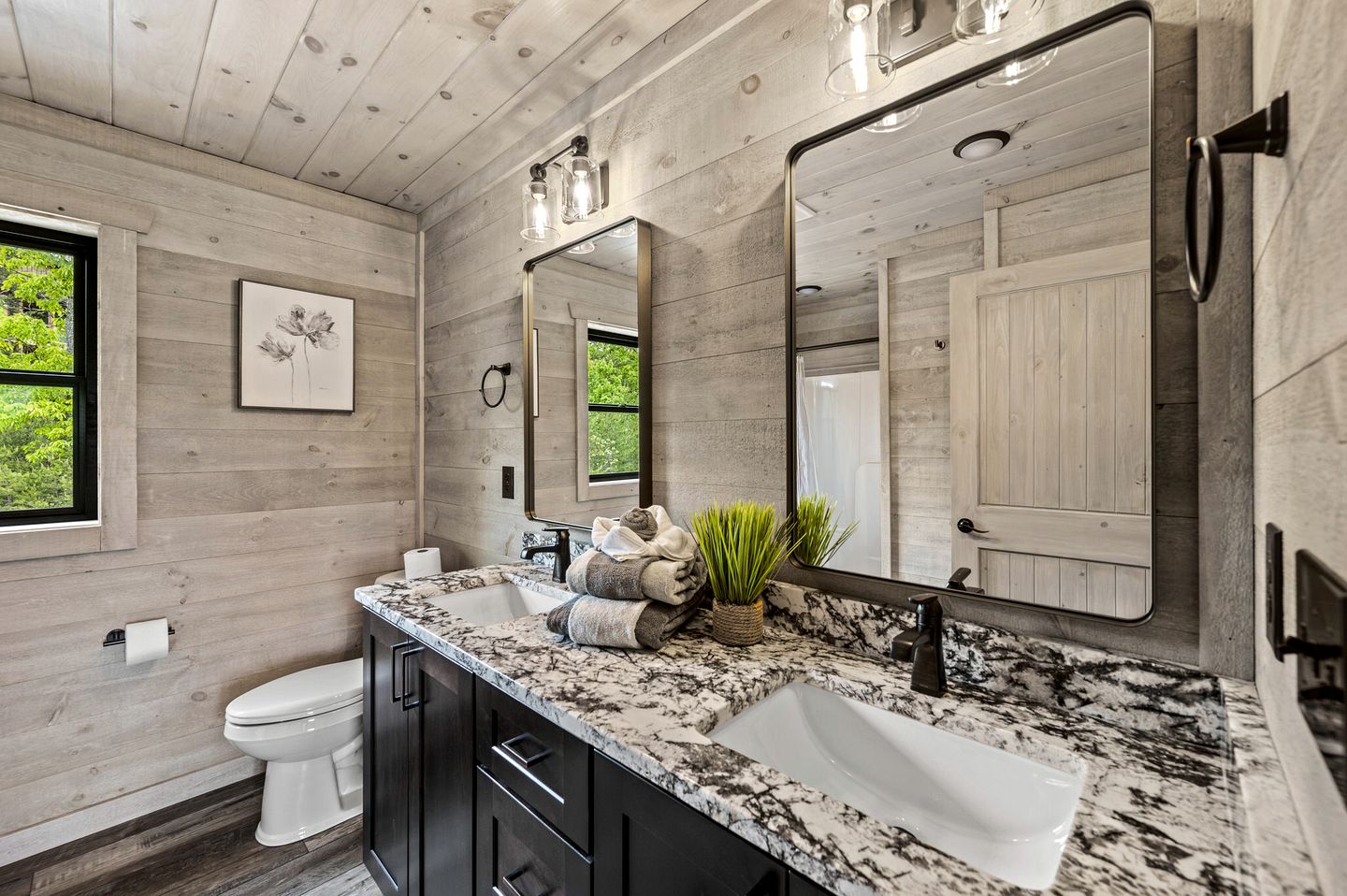 Beautiful Cabin with Stunning Sights and Hot-tub in Sevierville, Tennessee