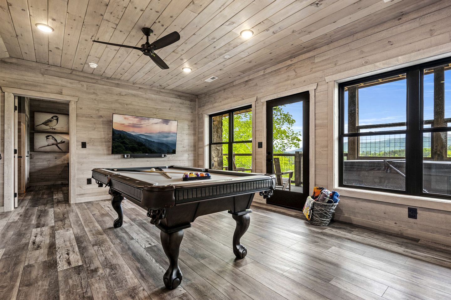 Beautiful Cabin with Stunning Sights and Hot-tub in Sevierville, Tennessee