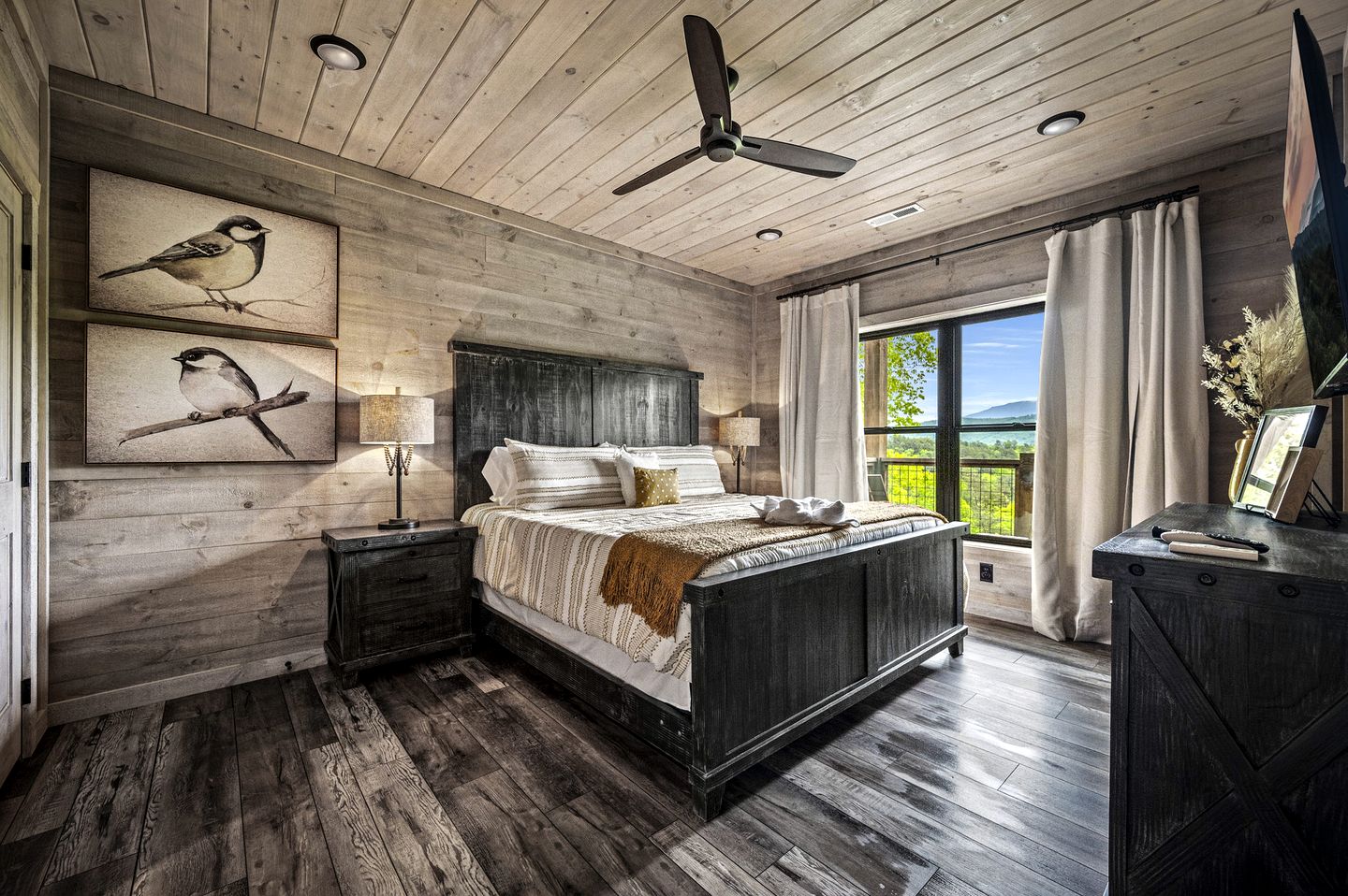 Beautiful Cabin with Stunning Sights and Hot-tub in Sevierville, Tennessee