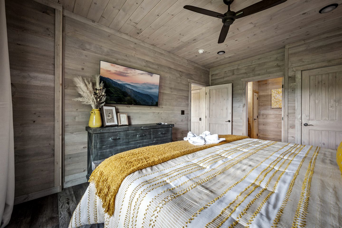 Beautiful Cabin with Stunning Sights and Hot-tub in Sevierville, Tennessee