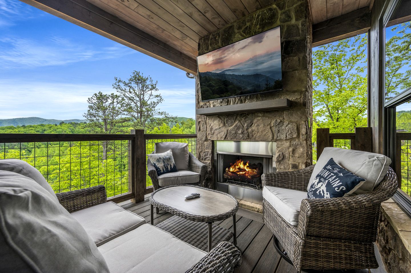 Beautiful Cabin with Stunning Sights and Hot-tub in Sevierville, Tennessee