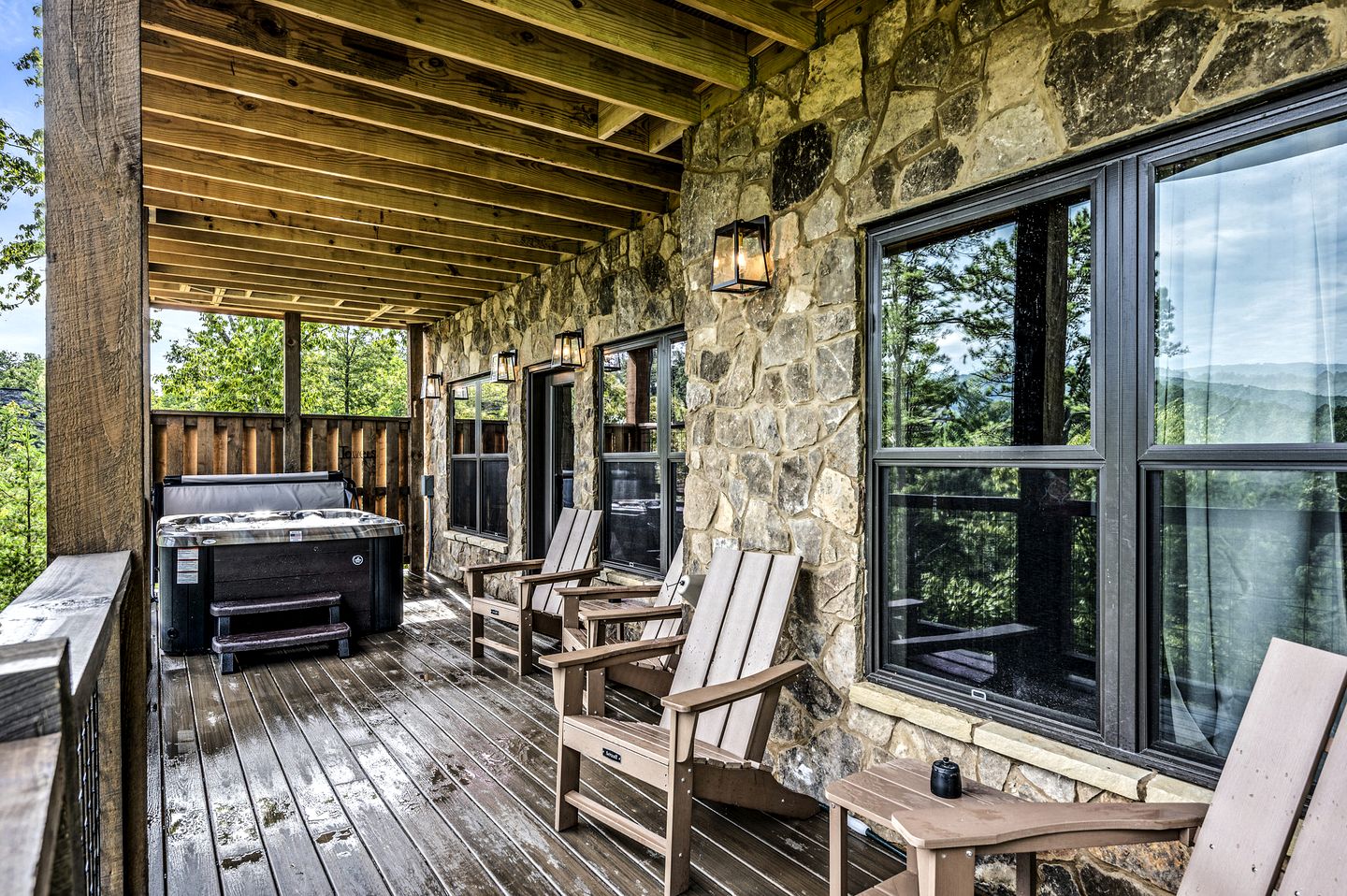 Beautiful Cabin with Stunning Sights and Hot-tub in Sevierville, Tennessee