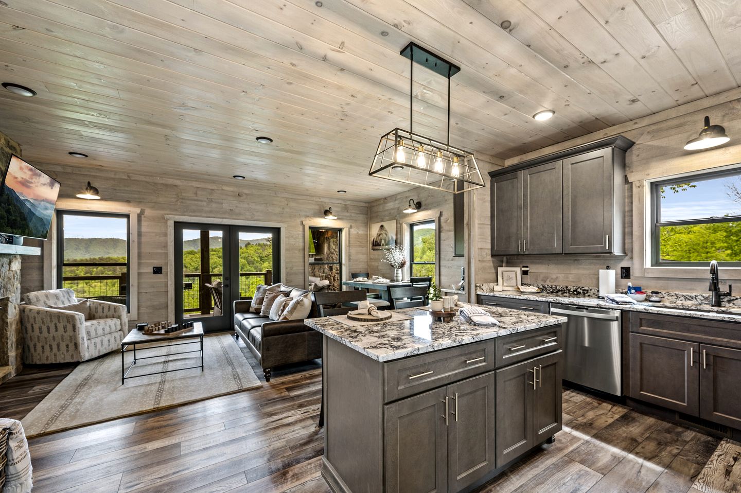 Beautiful Cabin with Stunning Sights and Hot-tub in Sevierville, Tennessee