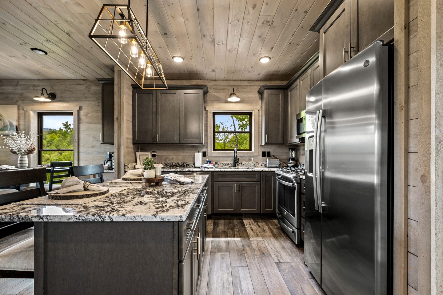 Beautiful Cabin with Stunning Sights and Hot-tub in Sevierville, Tennessee