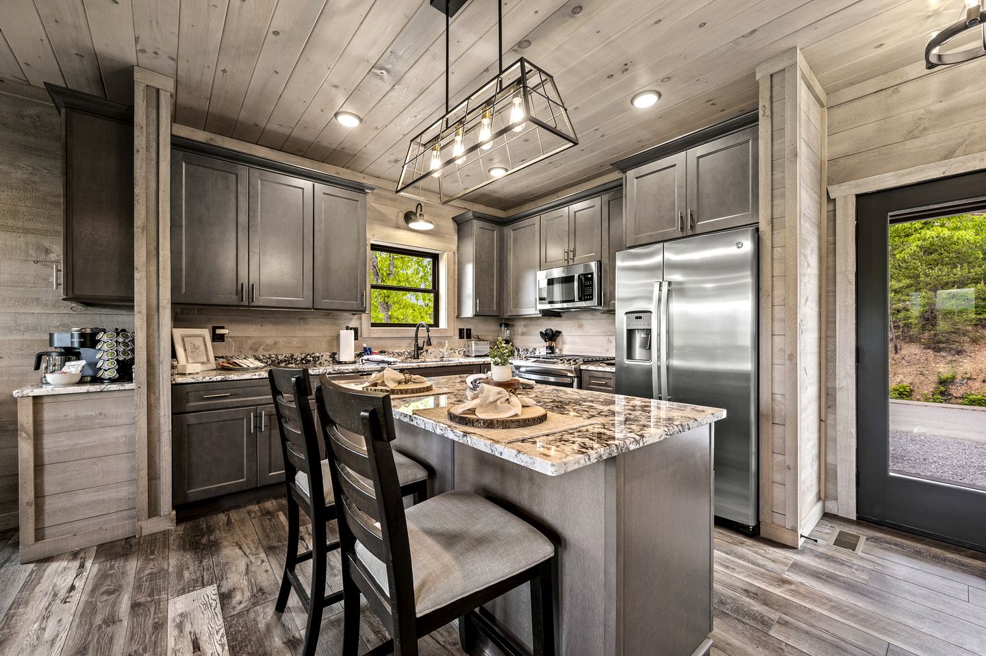 Beautiful Cabin with Stunning Sights and Hot-tub in Sevierville, Tennessee