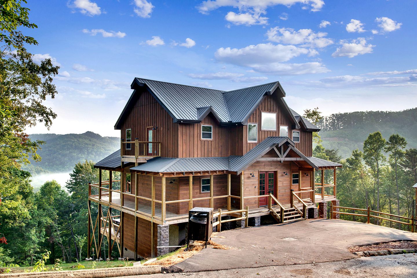 Sevierville Splendor: Luxurious Cabin Getaway Offering Breathtaking Views and Unparalleled Amenities