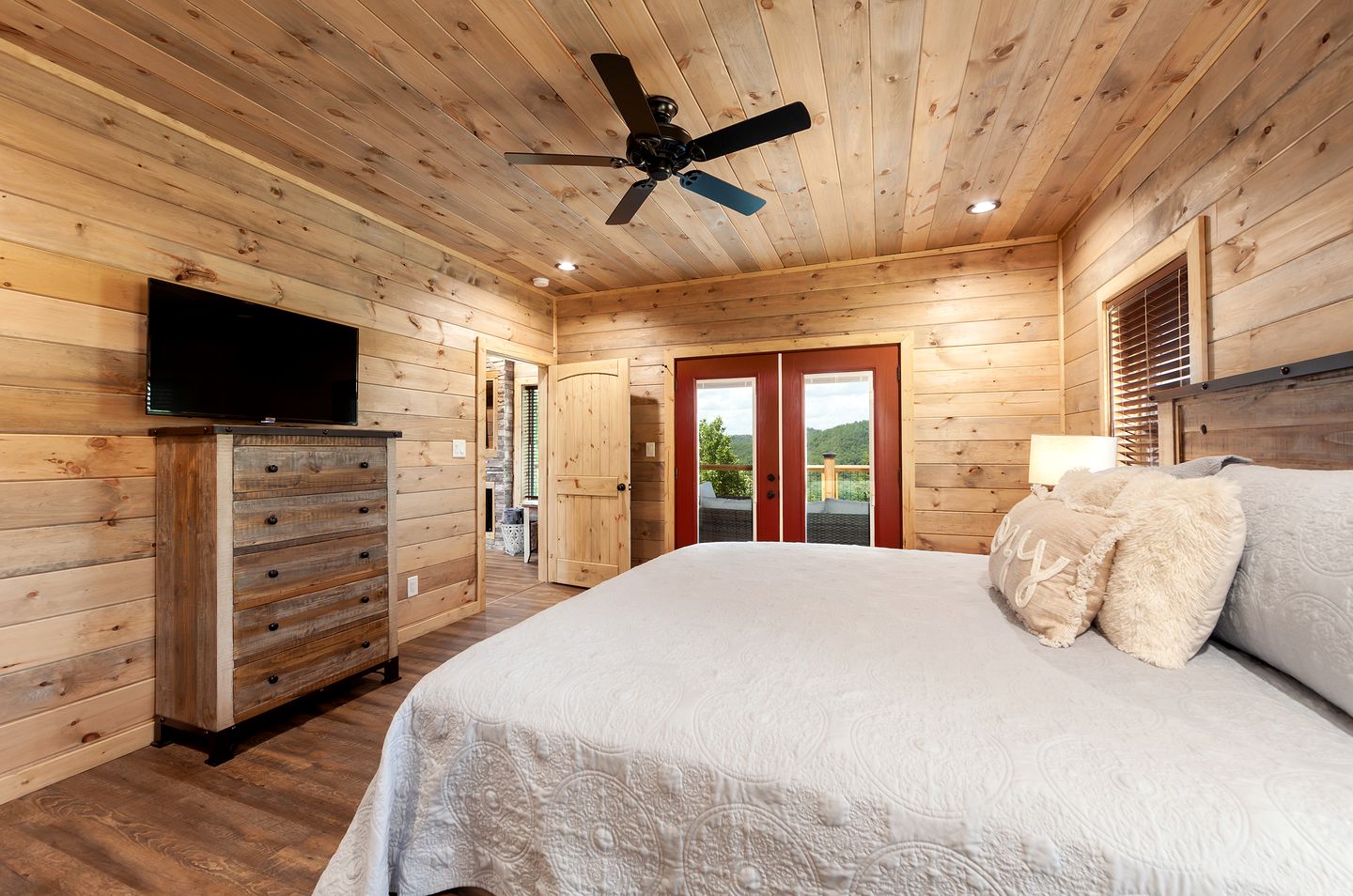 Sevierville Splendor: Luxurious Cabin Getaway Offering Breathtaking Views and Unparalleled Amenities