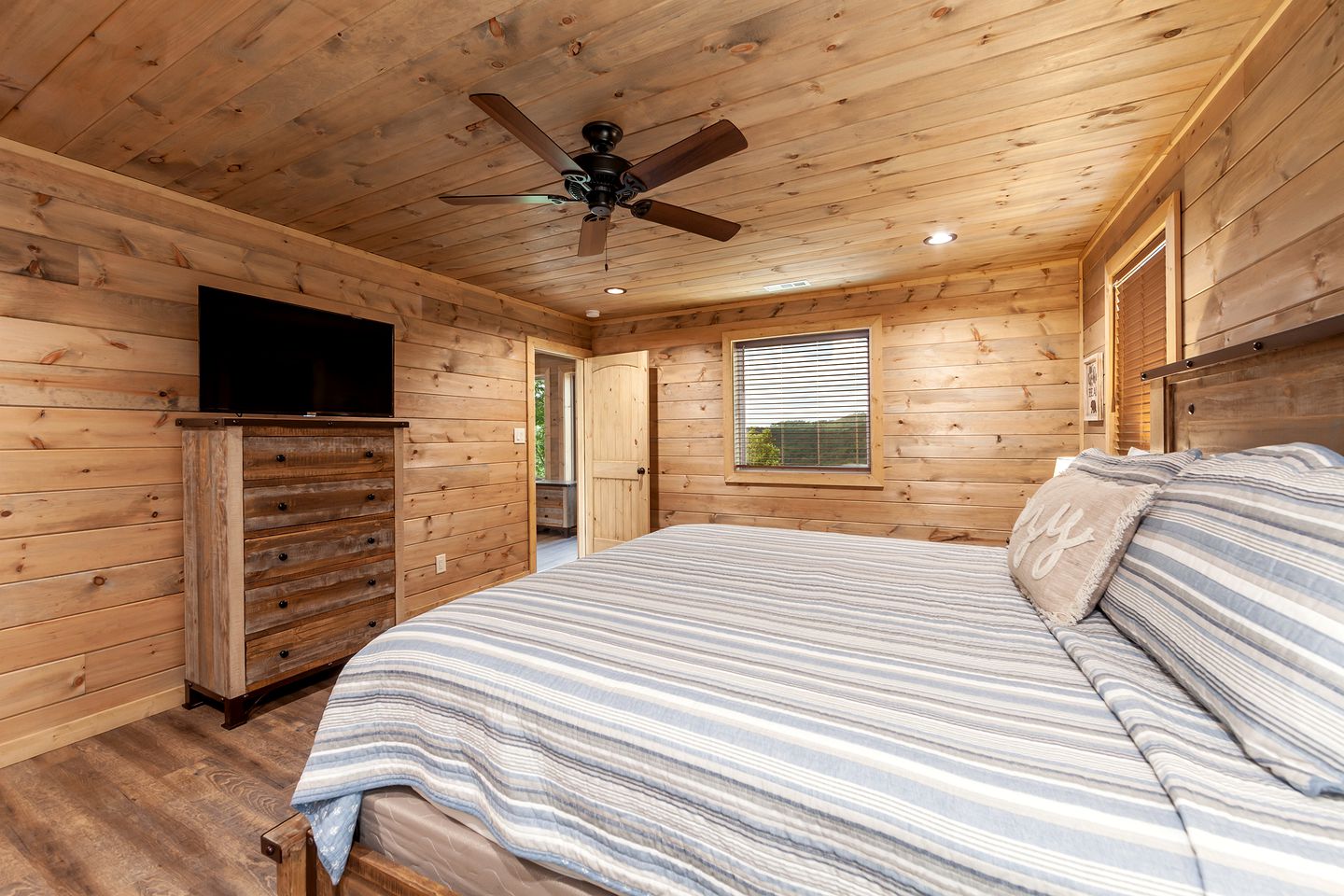 Sevierville Splendor: Luxurious Cabin Getaway Offering Breathtaking Views and Unparalleled Amenities