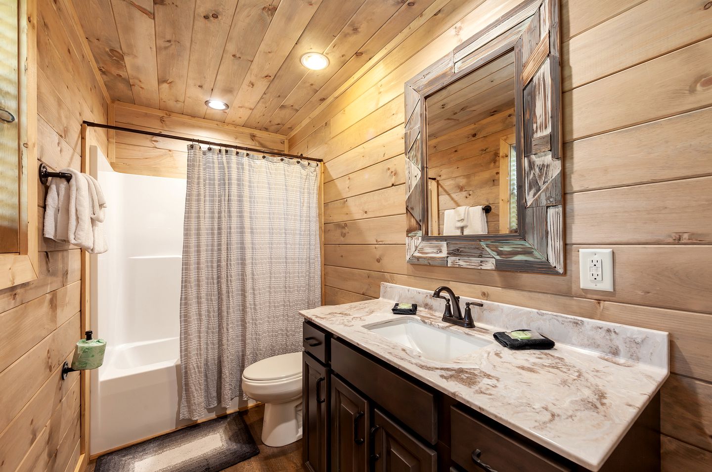 Sevierville Splendor: Luxurious Cabin Getaway Offering Breathtaking Views and Unparalleled Amenities