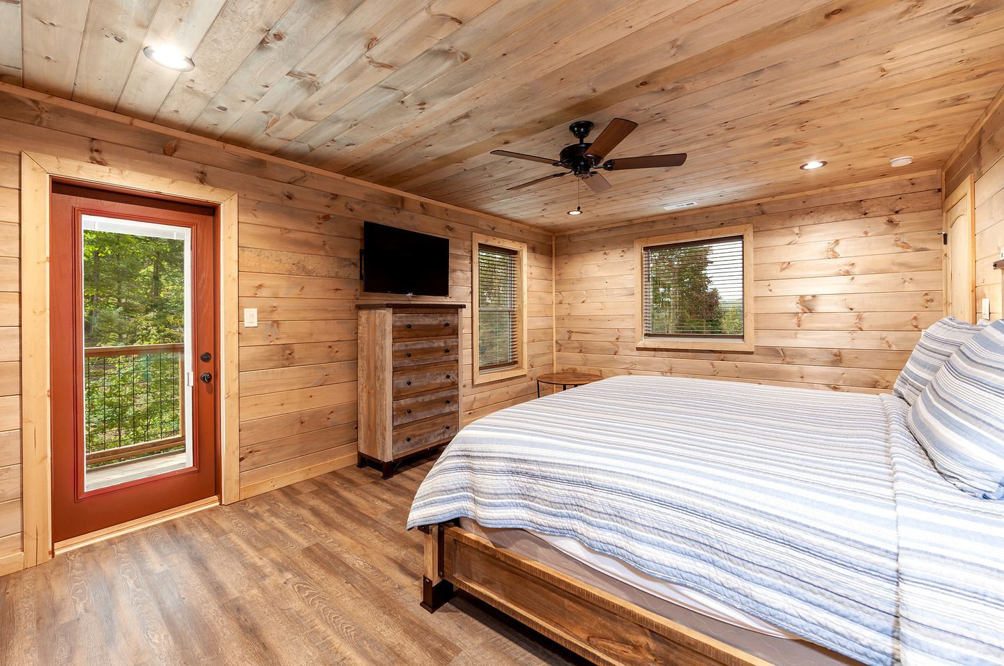Sevierville Splendor: Luxurious Cabin Getaway Offering Breathtaking Views and Unparalleled Amenities